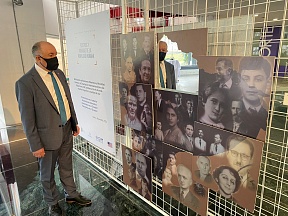 Embajador de Rusia visita exposición del Ministerio de Relaciones Exteriores de Ecuador con motivo del Día internacional del migrante