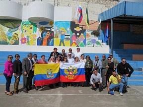 Participación del Embajador de Rusia en un evento con profesionales graduados ecuatorianos de universidades soviéticas y rusas