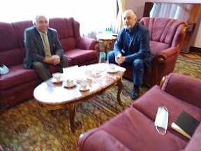 Reunión del Embajador de Rusia con el representante de la dirección de la Asociación de Alumnos de las universidades soviéticas y rusas de Ecuador