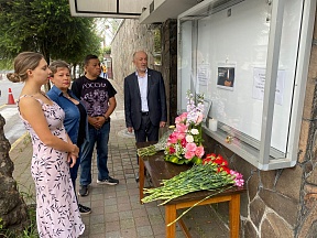 В течение всего дня 23 марта неравнодушные люди несли цветы к Посольству России в Эквадоре в знак скорби и сочувствия семьям погибших и пострадавших в результате террористического акта в «Крокус Сити Холл».