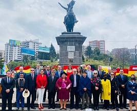 Celebración del Día de la Independencia de Bolivia en Ecuador