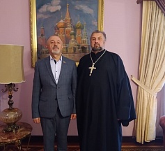 Reunión del Embajador de Rusia con el Abad de la Parroquia de la Santísima Trinidad en Quito
