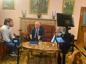 Entrevista del Embajador al popular canal ecuatoriano en YouTube "Sorprendente Films"